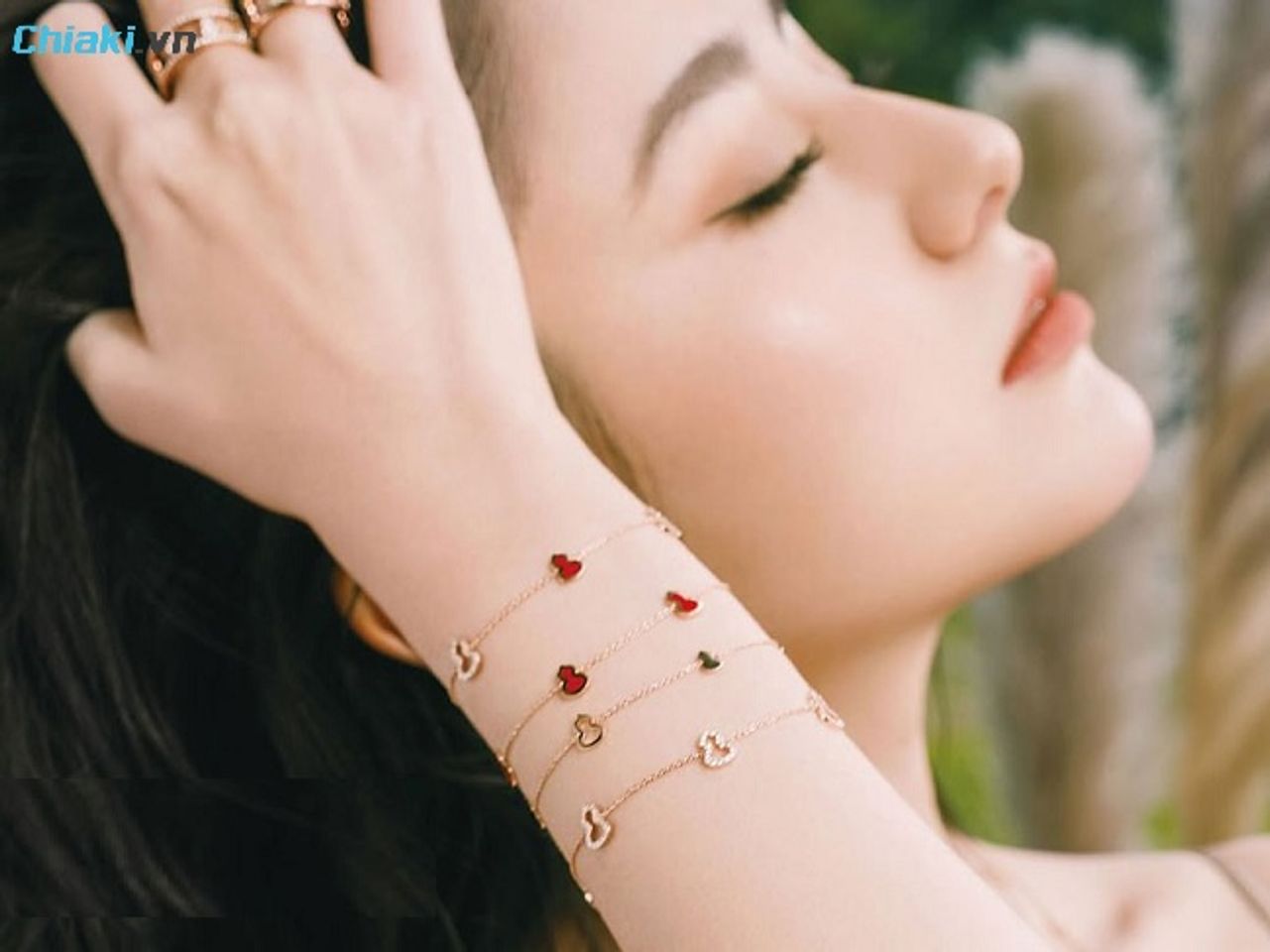 Một sợi d&acirc;y chuyền mảnh, chiếc v&ograve;ng tay xinh xắn l&agrave; m&oacute;n qu&agrave; sang trọng d&agrave;nh tặng người y&ecirc;u