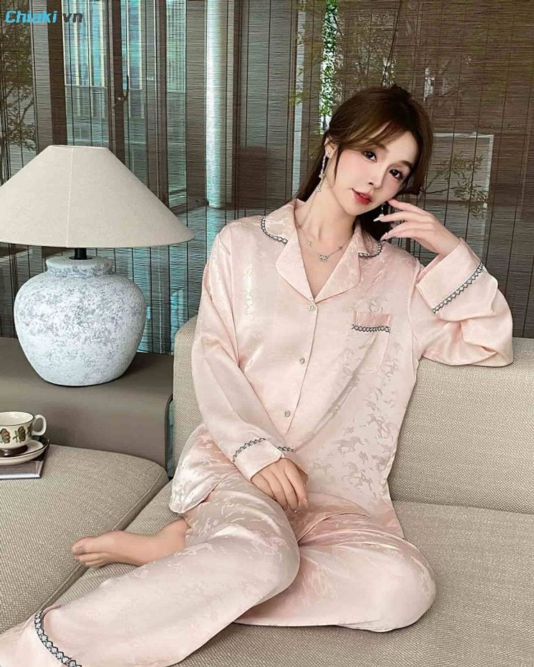 Bộ pijama lụa sang trọng khiến vợ cảm thấy thoải m&aacute;i, dễ chịu hơn khi ở nh&agrave;