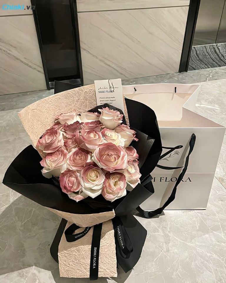 Hoa tươi k&egrave;m thiệp viết tay lu&ocirc;n khiến n&agrave;ng hạnh ph&uacute;c, cười rạng rỡ khi nhận
