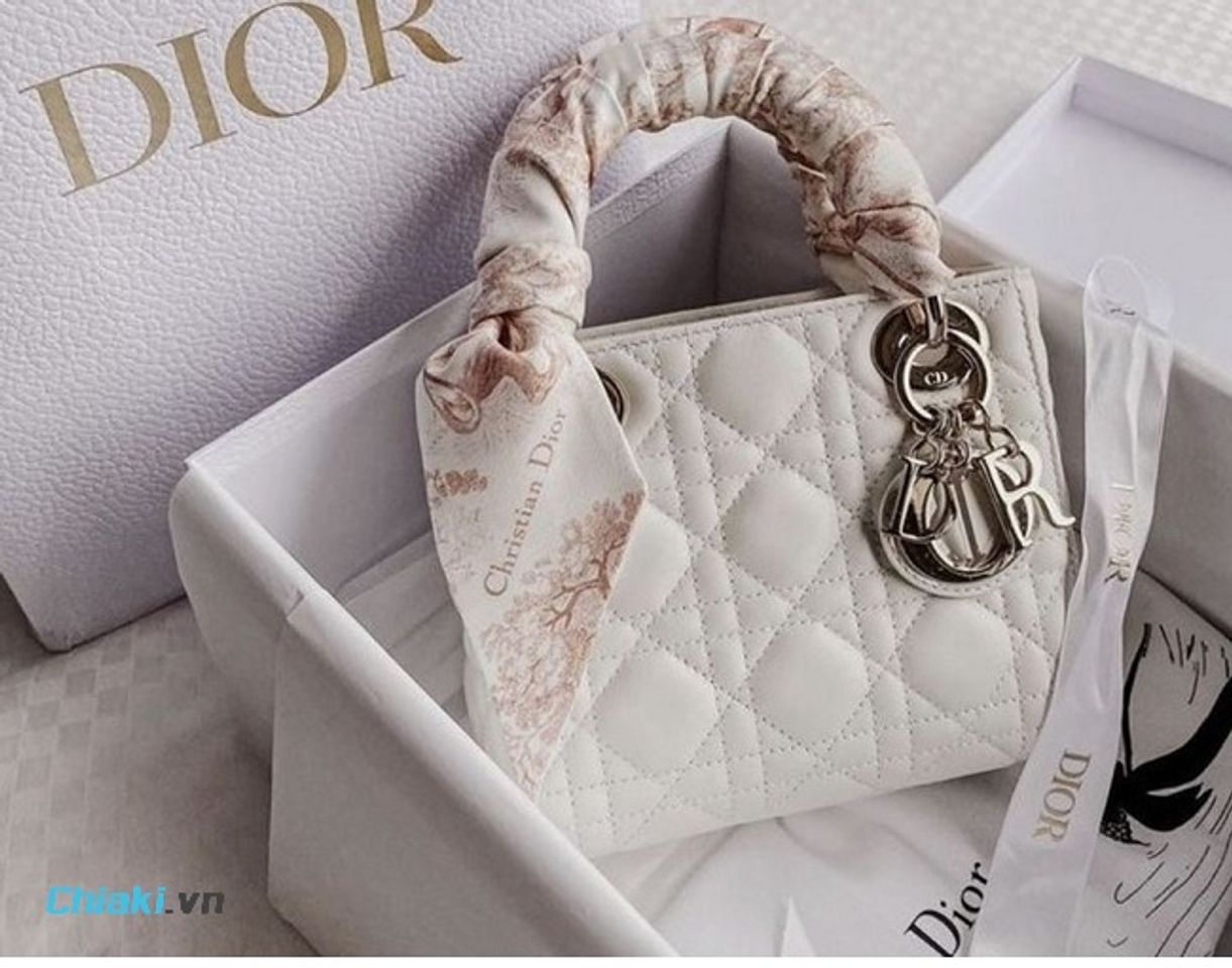 Một chiếc t&uacute;i x&aacute;ch thời trang, ph&ugrave; hợp với phong c&aacute;ch của vợ sẽ l&agrave; m&oacute;n qu&agrave; thiết thực