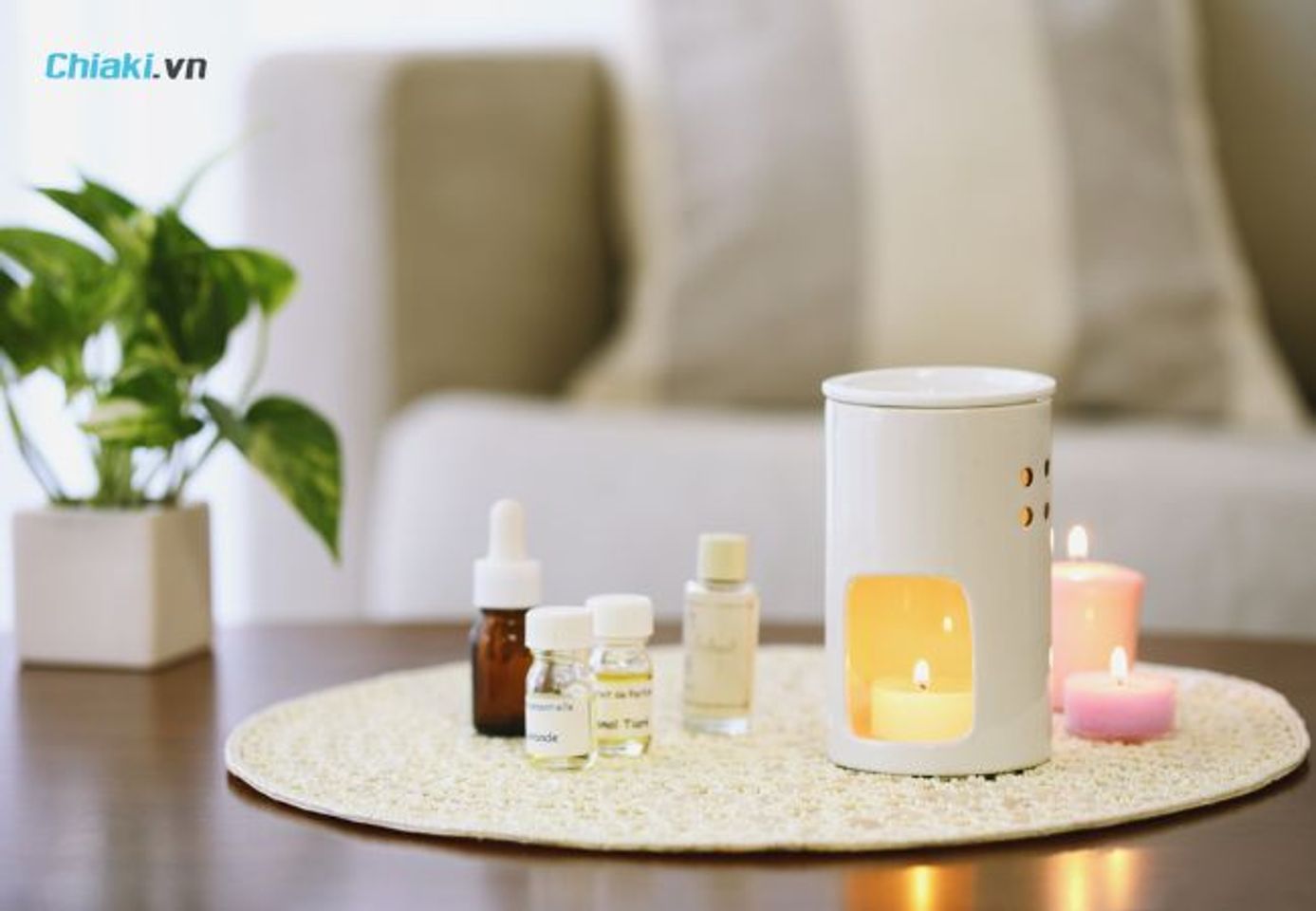 M&aacute;y x&ocirc;ng tinh dầu v&agrave; bộ tinh dầu thi&ecirc;n nhi&ecirc;n tạo n&ecirc;n kh&ocirc;ng gian thư gi&atilde;n sau giờ học hoặc giờ l&agrave;m việc
