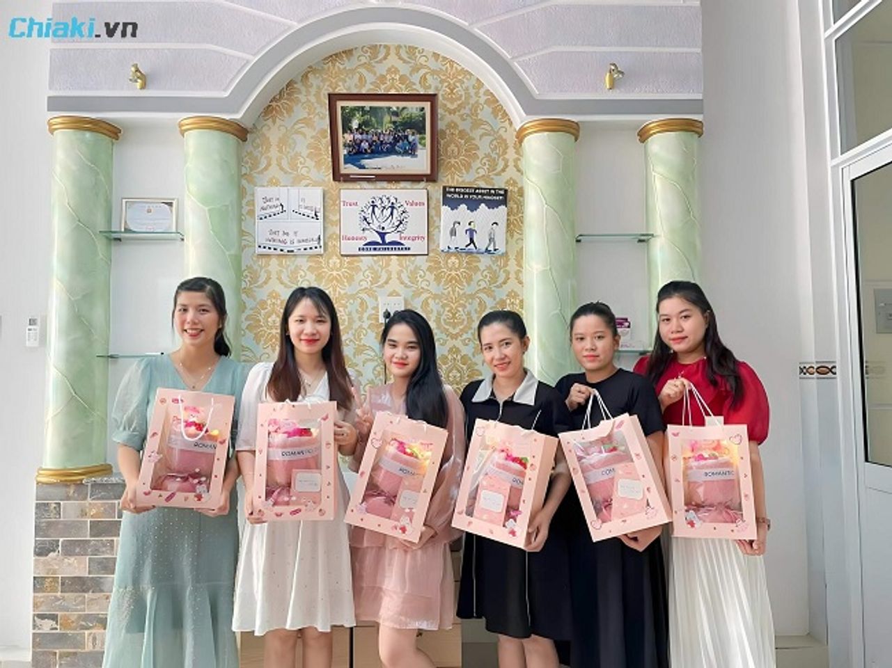 Tặng hoa tươi k&egrave;m thiệp tay từng người khiến m&oacute;n qu&agrave; trở n&ecirc;n đặc biệt v&agrave; kh&oacute; qu&ecirc;n.