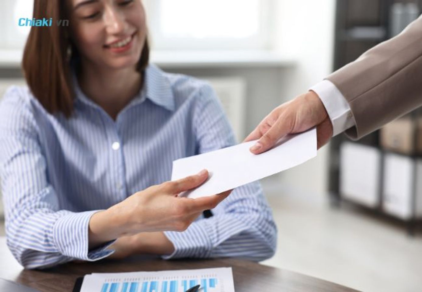 Tiền mặt ch&uacute;c mừng nh&acirc;n vi&ecirc;n l&agrave; m&oacute;n qu&agrave; 20/10 thiết thực nhất