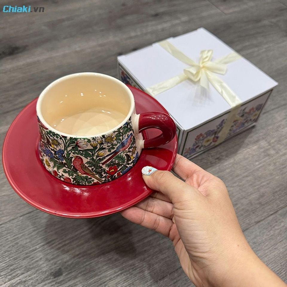  Bộ ly sứ in h&igrave;nh dễ thương l&agrave; m&oacute;n qu&agrave; vừa dễ thương, vừa hữu dụng, ph&ugrave; hợp với nhiều c&ocirc; gi&aacute;o trẻ trung.