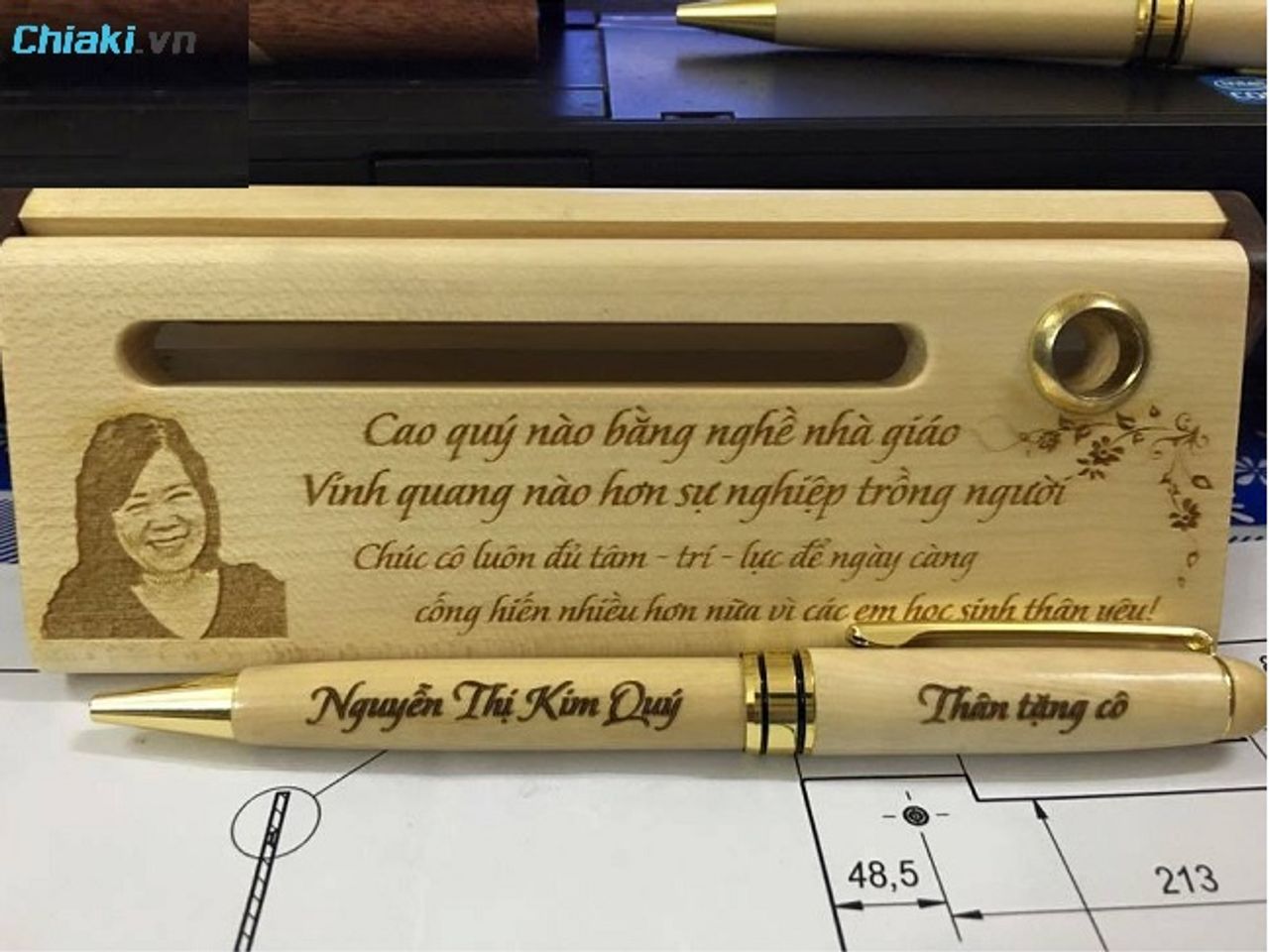 B&uacute;t khắc t&ecirc;n l&agrave; m&oacute;n qu&agrave; 20 10 cho c&ocirc; gi&aacute;o được nhiều phụ huynh lựa chọn bởi ch&uacute;ng vừa thiết thực lại &yacute; nghĩa.