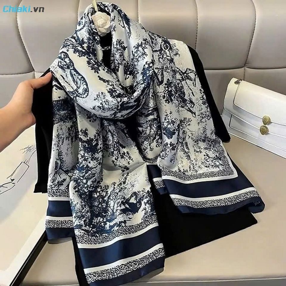 Khăn lụa l&agrave; biểu tượng của sự thanh lịch, nhẹ nh&agrave;ng, thể hiện sự t&ocirc;n trọng, tinh tế của người tặng.