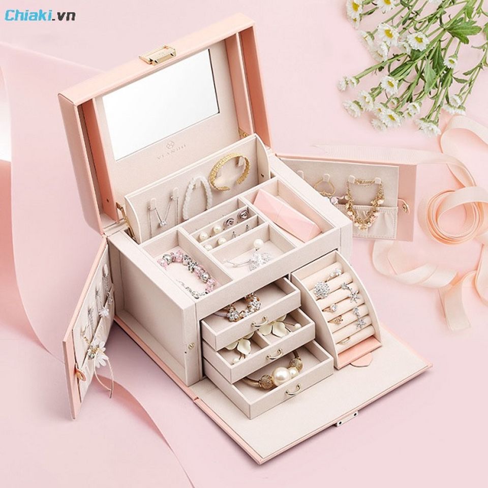 Bạn c&oacute; thể lựa chọn phụ kiện thời trang l&agrave; qu&agrave; tặng 20/10 cho c&ocirc; gi&aacute;o