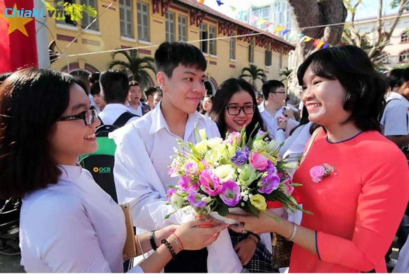 Qu&agrave; tặng 20 10 cho c&ocirc; gi&aacute;o lễ ph&eacute;p, nhẹ nh&agrave;ng k&egrave;m lời ch&uacute;c ch&acirc;n th&agrave;nh thay v&igrave; tặng cho c&ocirc;