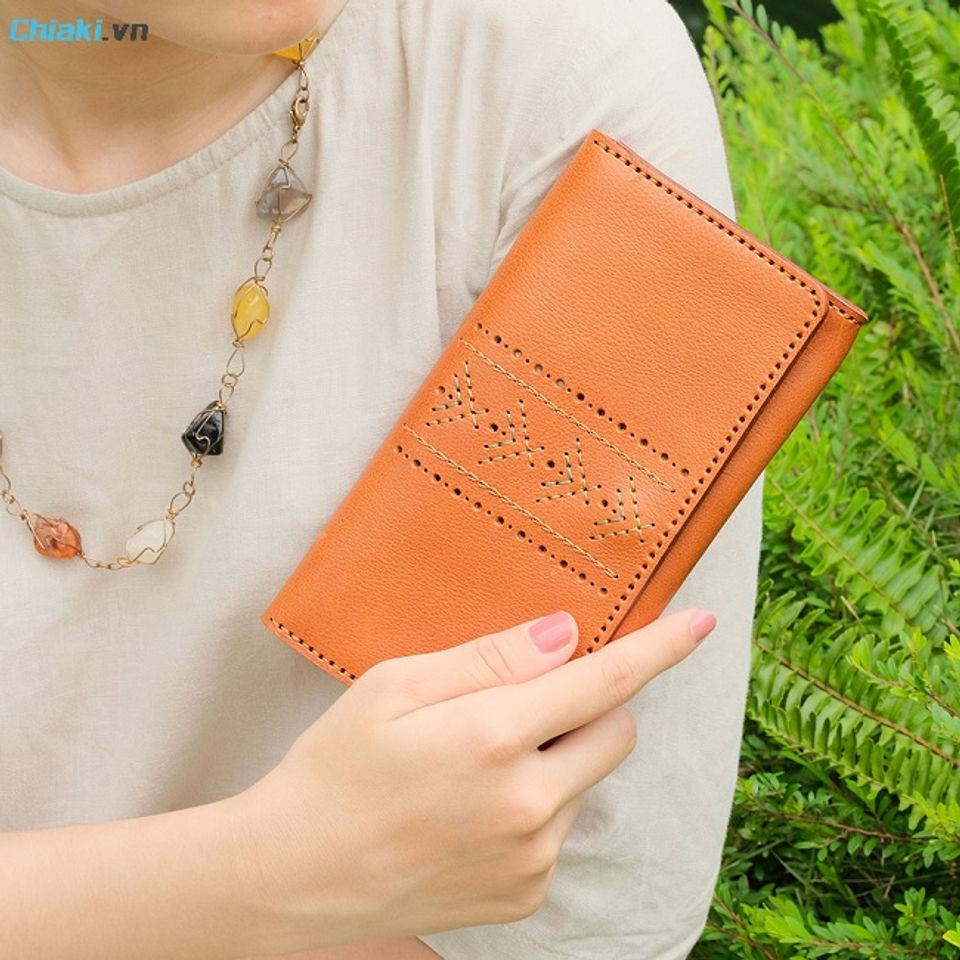 Ưu ti&ecirc;n chọn v&iacute; da tặng c&ocirc; gi&aacute;o với m&agrave;u trung t&iacute;nh, dễ phối đồ