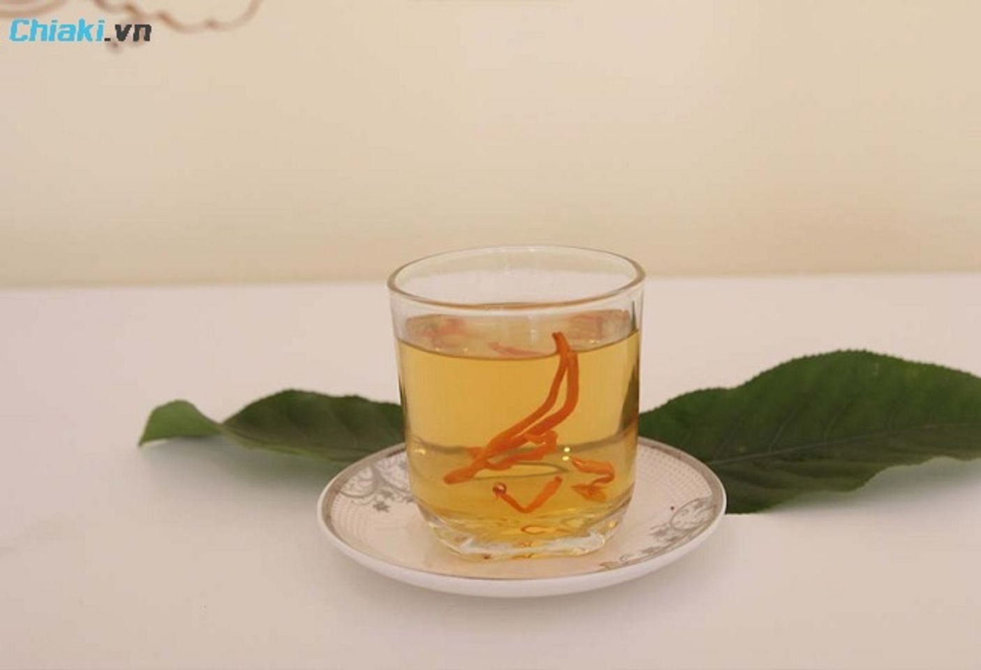 Ng&acirc;m đ&ocirc;ng tr&ugrave;ng hạ thảo với rượu nếp giữ trọn dược t&iacute;nh của đ&ocirc;ng tr&ugrave;ng