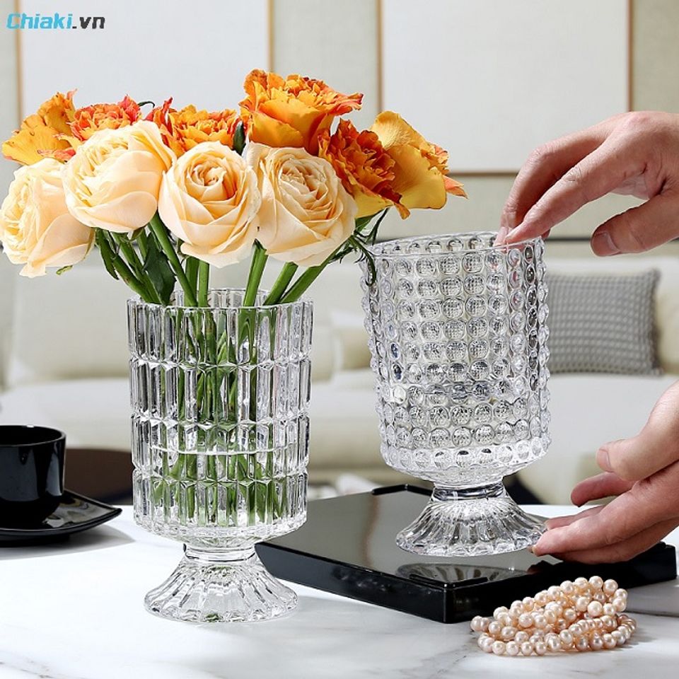 B&igrave;nh thủy tinh cắm hoa c&oacute; họa tiết c&oacute; chất liệu thủy tinh s&aacute;ng, trong suốt khiến chiếc b&igrave;nh tr&ocirc;ng sang trọng hơn