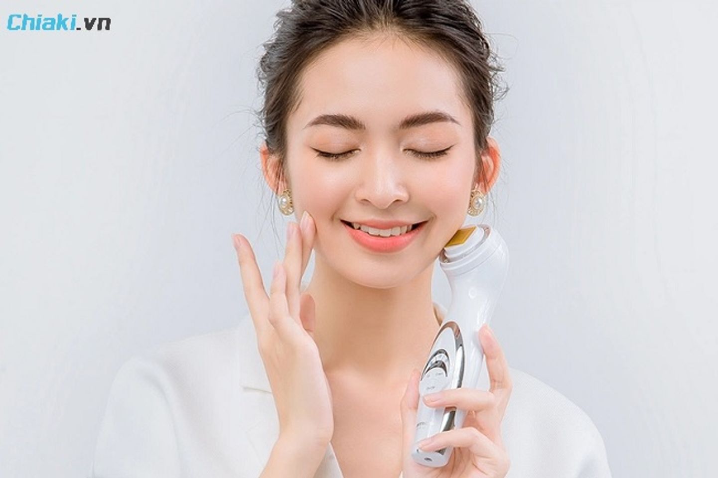 M&aacute;y massage da mặt l&agrave; m&oacute;n qu&agrave; gi&uacute;p người th&acirc;n thư gi&atilde;n v&agrave; c&oacute; l&agrave;n da tươi trẻ hơn