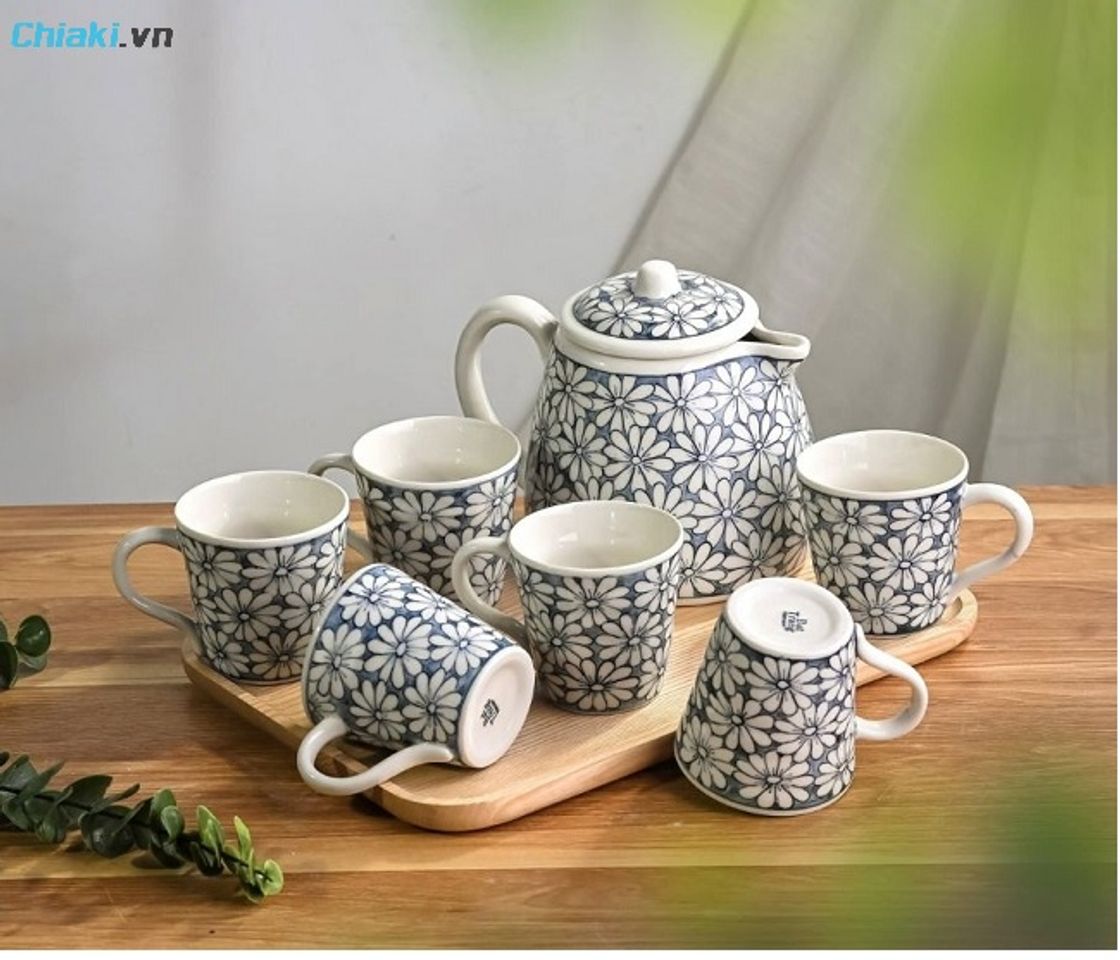Bộ ấm tr&agrave; gốm sứ B&aacute;t Tr&agrave;ng mang đến &yacute; nghĩa về sự sự sum vầy, thịnh vượng