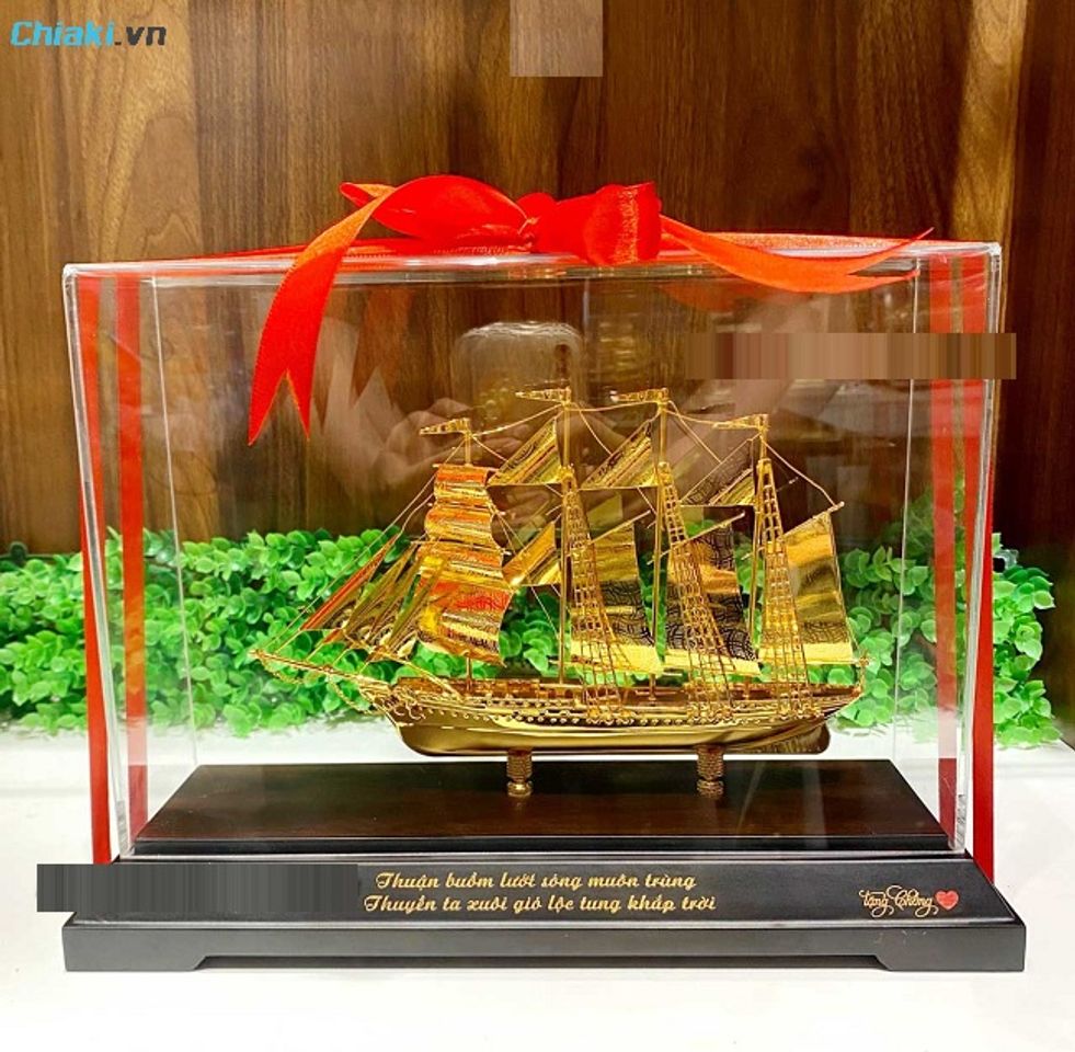 M&ocirc; h&igrave;nh thuyền mạ v&agrave;ng trưng b&agrave;y ph&ograve;ng họp n&acirc;ng tầm kh&ocirc;ng gian ph&ograve;ng họp, văn ph&ograve;ng