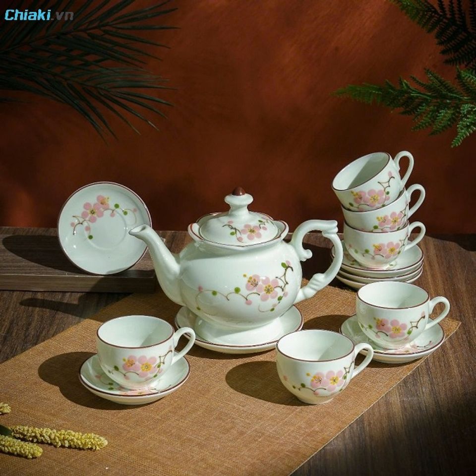 Bộ ấm tr&agrave; gốm sứ B&aacute;t Tr&agrave;ng tiếp kh&aacute;ch, tượng trưng cho sự đo&agrave;n vi&ecirc;n, gắn kết v&agrave; t&agrave;i lộc