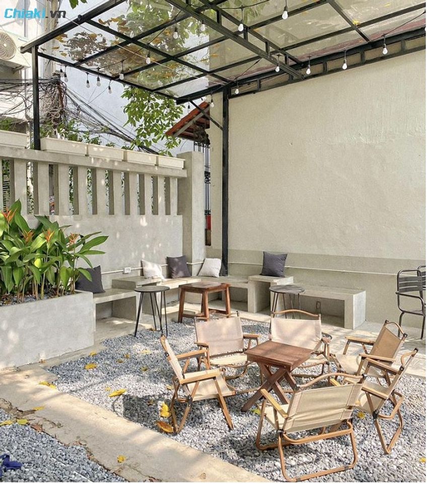Ghế decor hoặc b&agrave;n caf&eacute; nhỏ xinh n&ecirc;n được tặng trước ng&agrave;y ch&iacute;nh thức khai trương