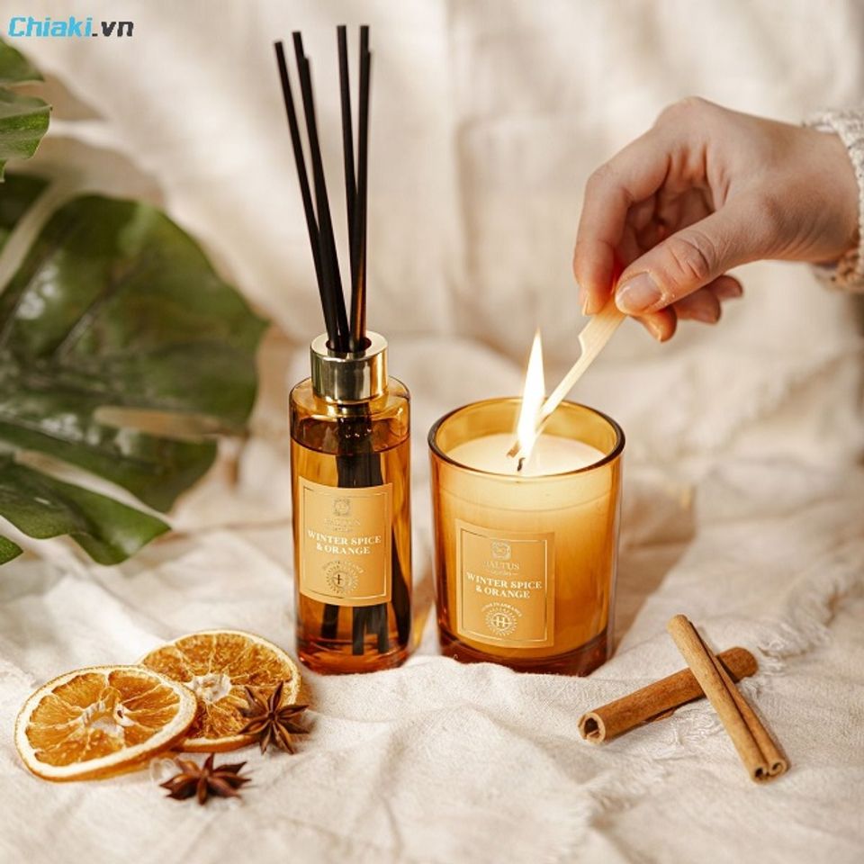 Nến thơm hoặc tinh dầu khuếch t&aacute;n khiến chủ shop v&agrave; kh&aacute;ch h&agrave;ng cảm thấy được thoải m&aacute;i