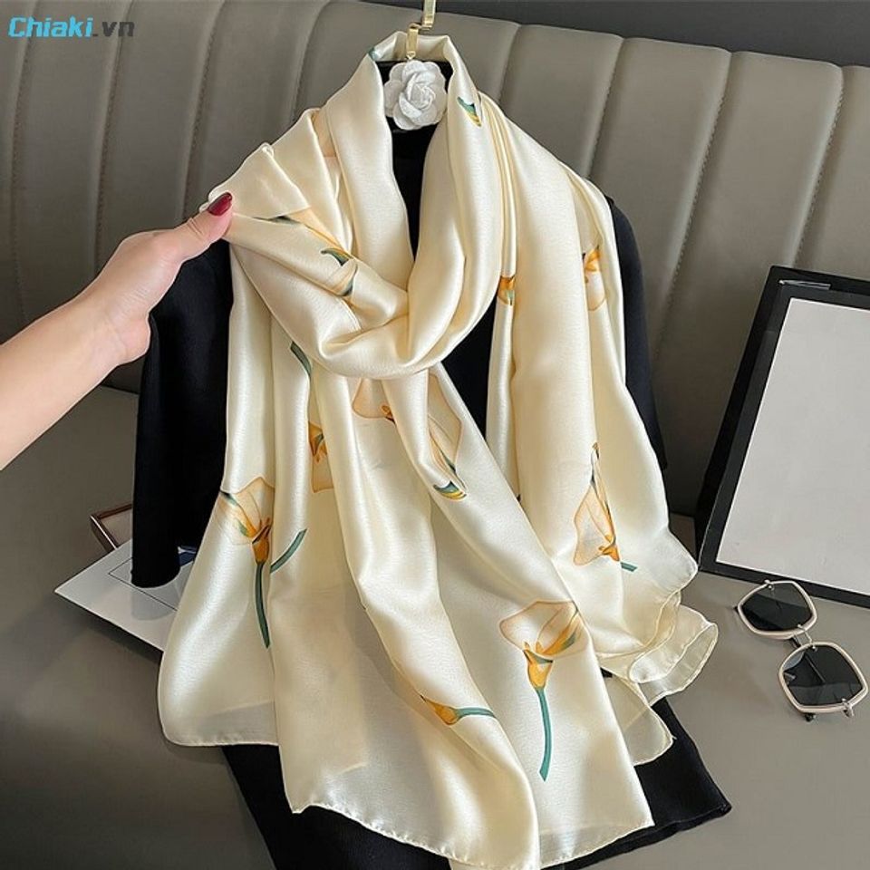 Khăn cho&agrave;ng lụa cao cấp gi&uacute;p cụ b&agrave; giữ ấm cổ khi trời lạnh m&agrave; vẫn to&aacute;t l&ecirc;n vẻ thanh lịch.&nbsp;