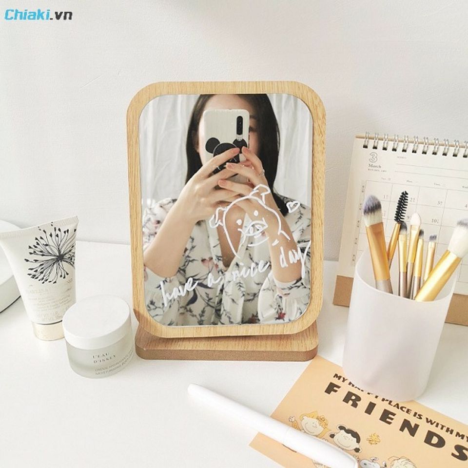 Gương trang điểm để b&agrave;n l&agrave; m&oacute;n qu&agrave; th&iacute;ch hợp với những c&ocirc; n&agrave;ng y&ecirc;u c&aacute;i đẹp