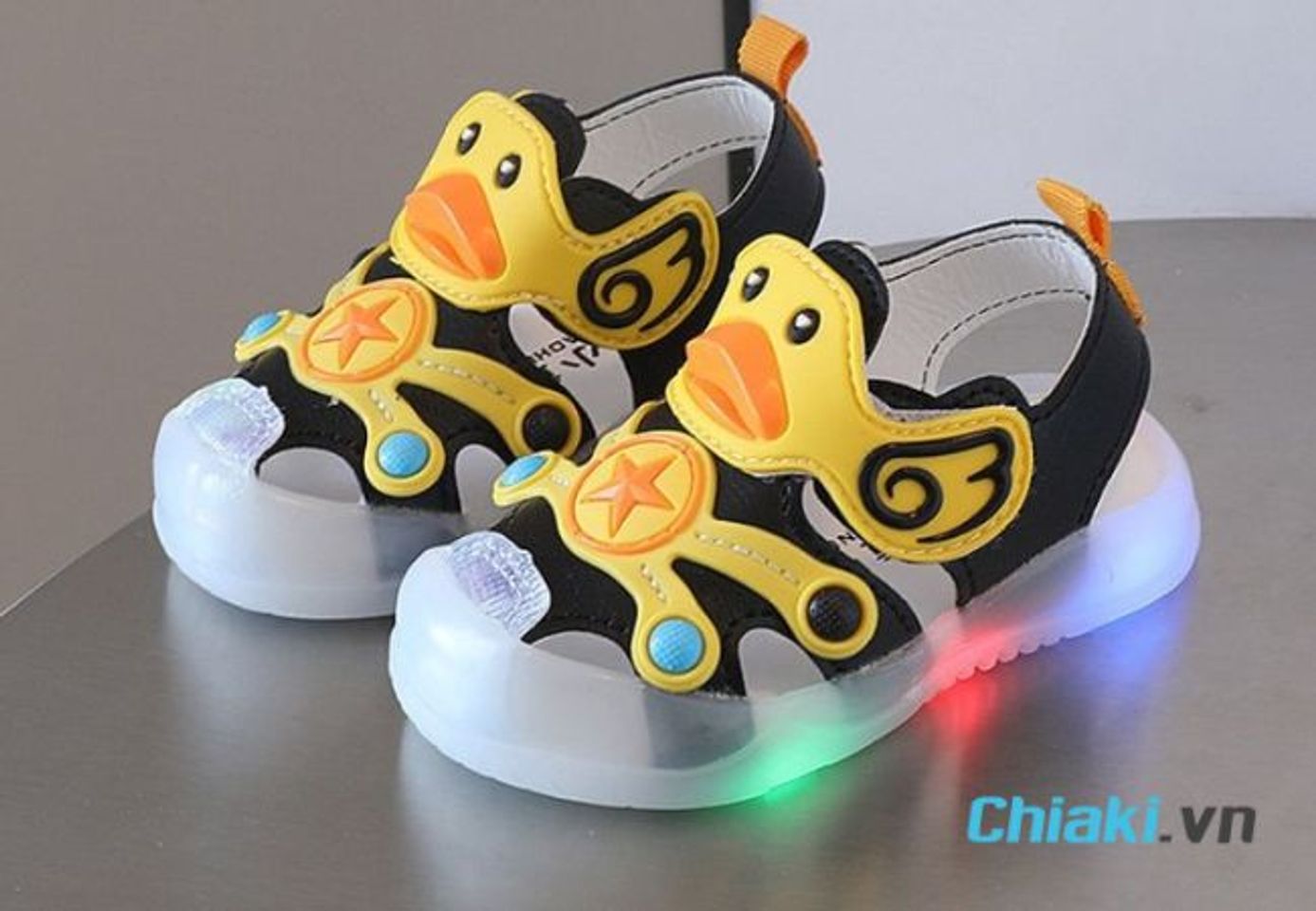 Qu&agrave; sinh nhật cho b&eacute; 3 tuổi - Gi&agrave;y d&eacute;p