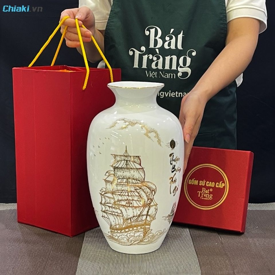 B&igrave;nh gốm sứ B&aacute;t Tr&agrave;ng l&agrave; điểm nhấn độc đ&aacute;o trong kh&ocirc;ng gian ph&ograve;ng kh&aacute;ch hoặc ph&ograve;ng ăn