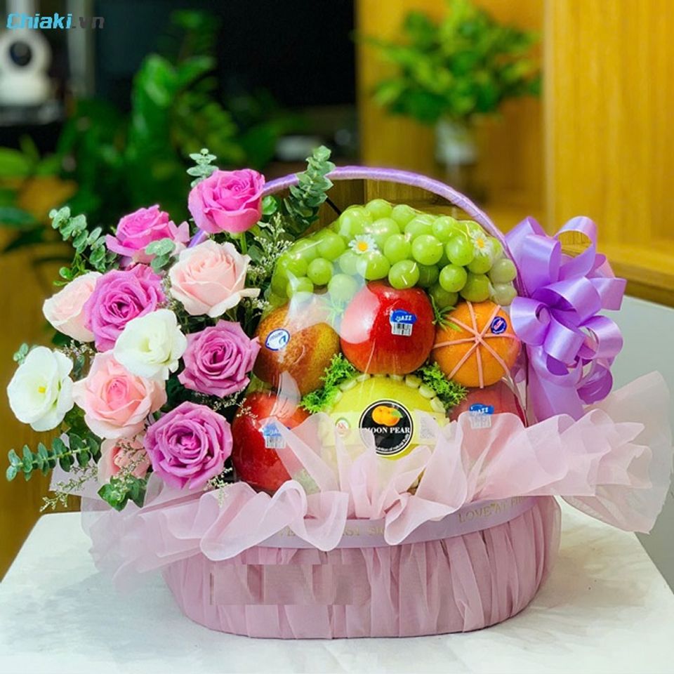 Giỏ hoa quả k&egrave;m thiệp thể hiện sự ch&acirc;n th&agrave;nh trong m&oacute;n qu&agrave;