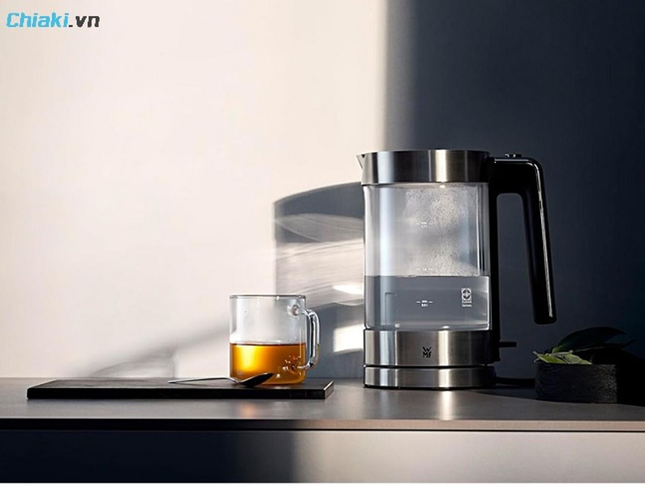 Ấm si&ecirc;u tốc giữ nhiệt th&ocirc;ng minh l&agrave; m&oacute;n qu&agrave; tiện lợi cho người gi&agrave;, người lớn v&agrave; gia đ&igrave;nh c&oacute; trẻ nhỏ