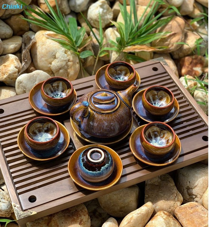 Bộ ấm ch&eacute;n sen c&aacute; cao cấp mang n&eacute;t truyền thống nhưng vẫn gi&agrave;u &yacute; nghĩa phong thủy.&nbsp;