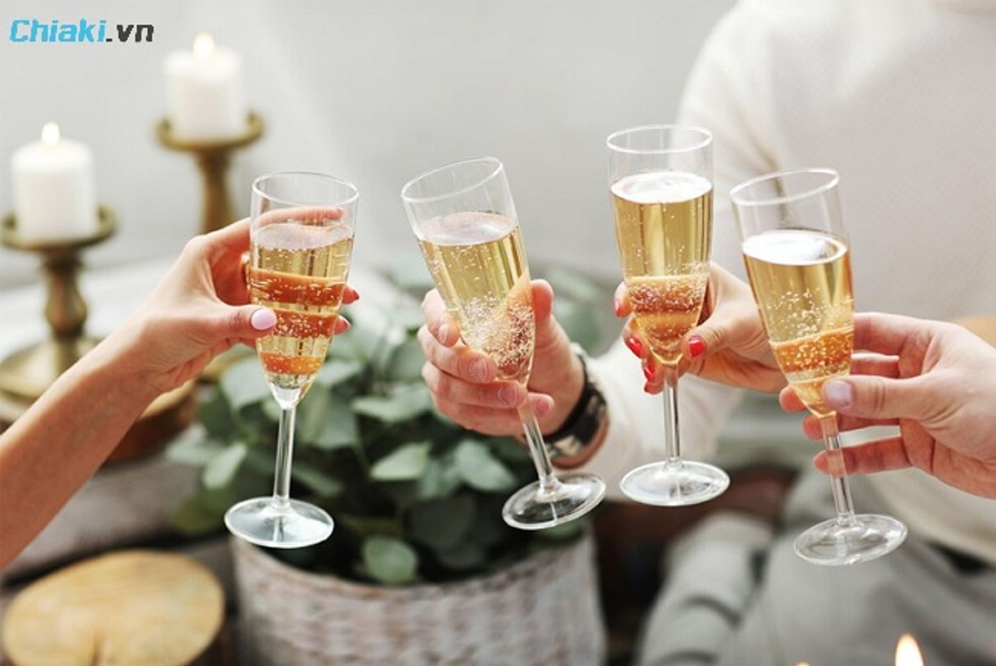 N&ecirc;n chọn ly rượu vang pha l&ecirc; nhập khẩu với độ trong suốt, &acirc;m vang khi g&otilde; nhẹ v&agrave; cầm chắc tay.&nbsp;