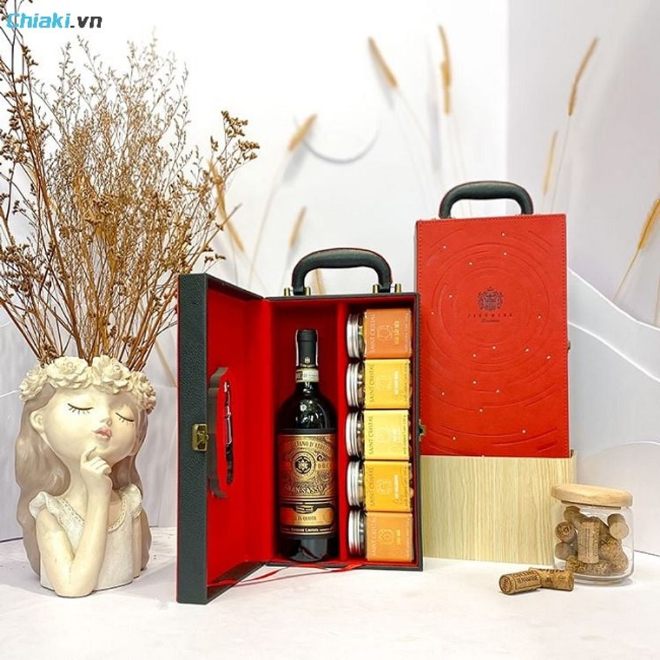 Hộp rượu vang nhập khẩu l&agrave; sự lựa chọn l&yacute; tưởng khi đến dự tiệc t&acirc;n gia của sếp hoặc đồng nghiệp th&acirc;n thiết