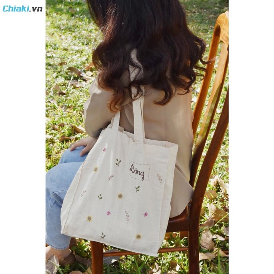 T&uacute;i tote th&ecirc;u tay t&ecirc;n người y&ecirc;u thể hiện sự tỉ mỉ v&agrave; tấm l&ograve;ng của bạn