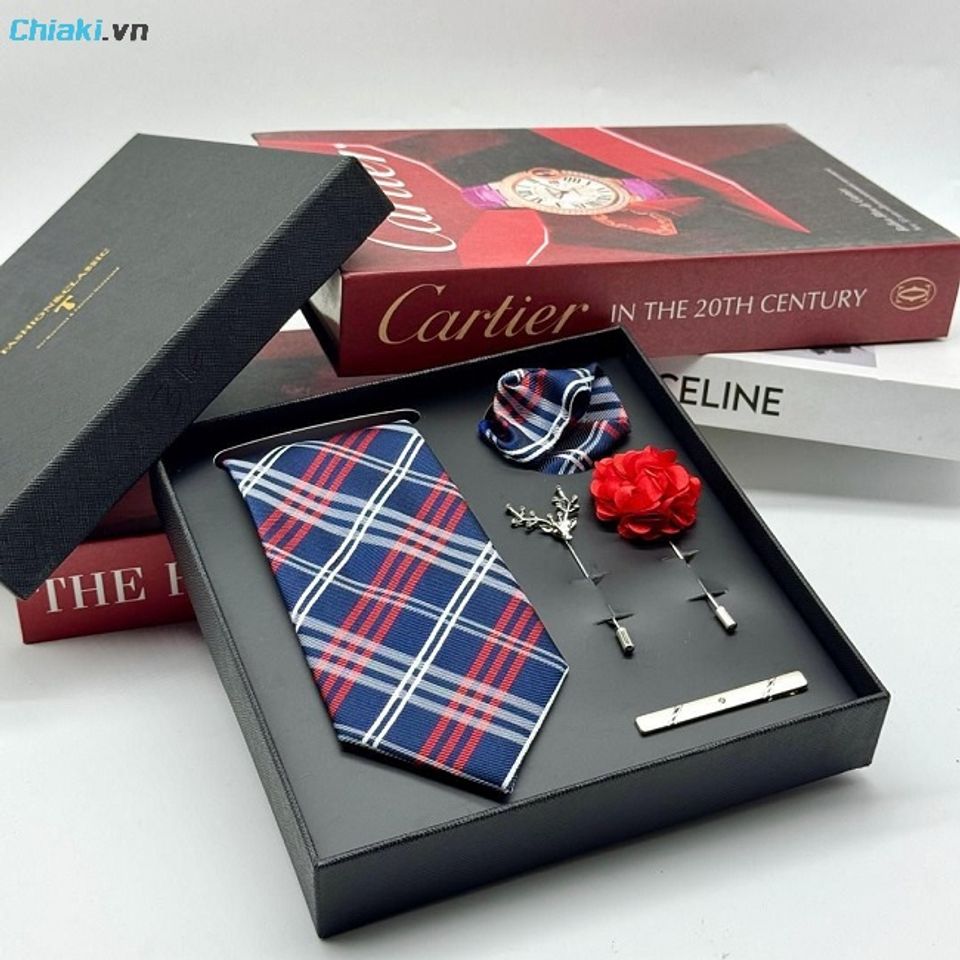 C&agrave; vạt k&egrave;m hộp qu&agrave; sang trọng tạo được điểm nhấn cho sự lịch l&atilde;m trong phong c&aacute;ch của sếp