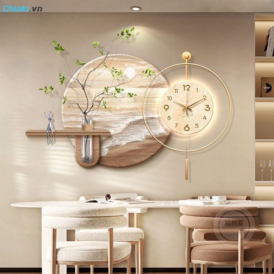 Đồng hồ treo tường khắc t&ecirc;n mang đến cảm gi&aacute;c sang trọng, ấm &aacute;p cho kh&ocirc;ng gian