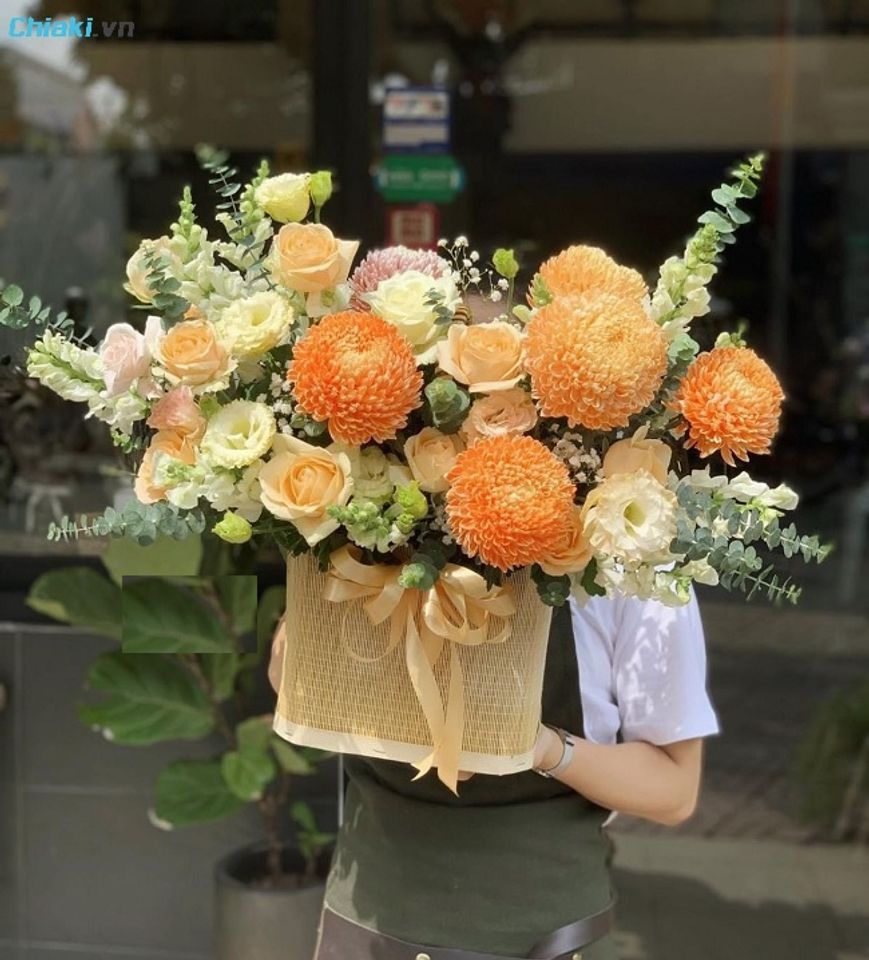 Hoa tươi v&agrave; thiệp viết tay giữ được sự sang trọng, vừa thể hiện sự tinh tế