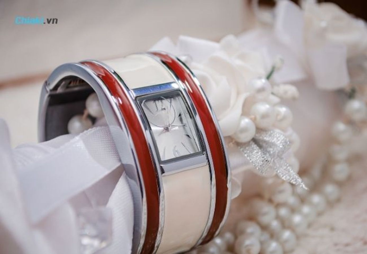 Đồng hồ đeo tay cao cấp n&ecirc;n ưu ti&ecirc;n c&aacute;c mặt đồng hồ nhỏ gọn ph&ugrave; hợp cho nữ