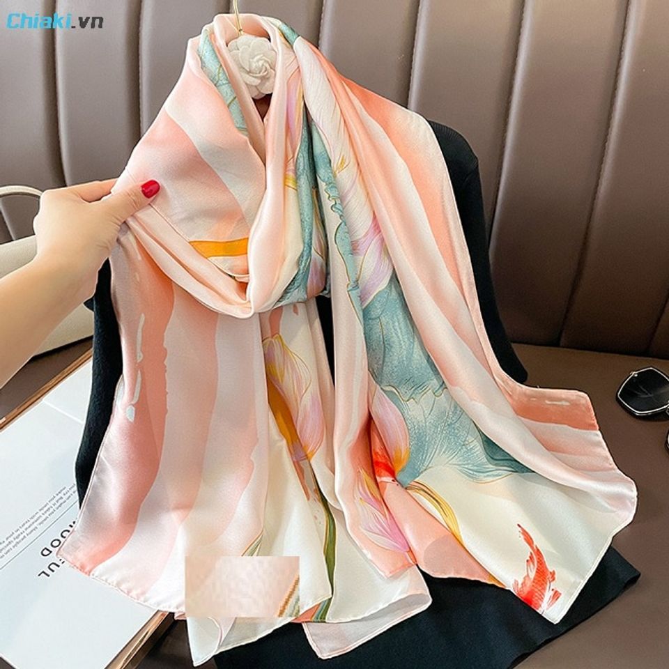 Khăn lụa tơ tằm cao cấp thể hiện được sự sang trọng, dễ phối đồ với nhiều trang phục
