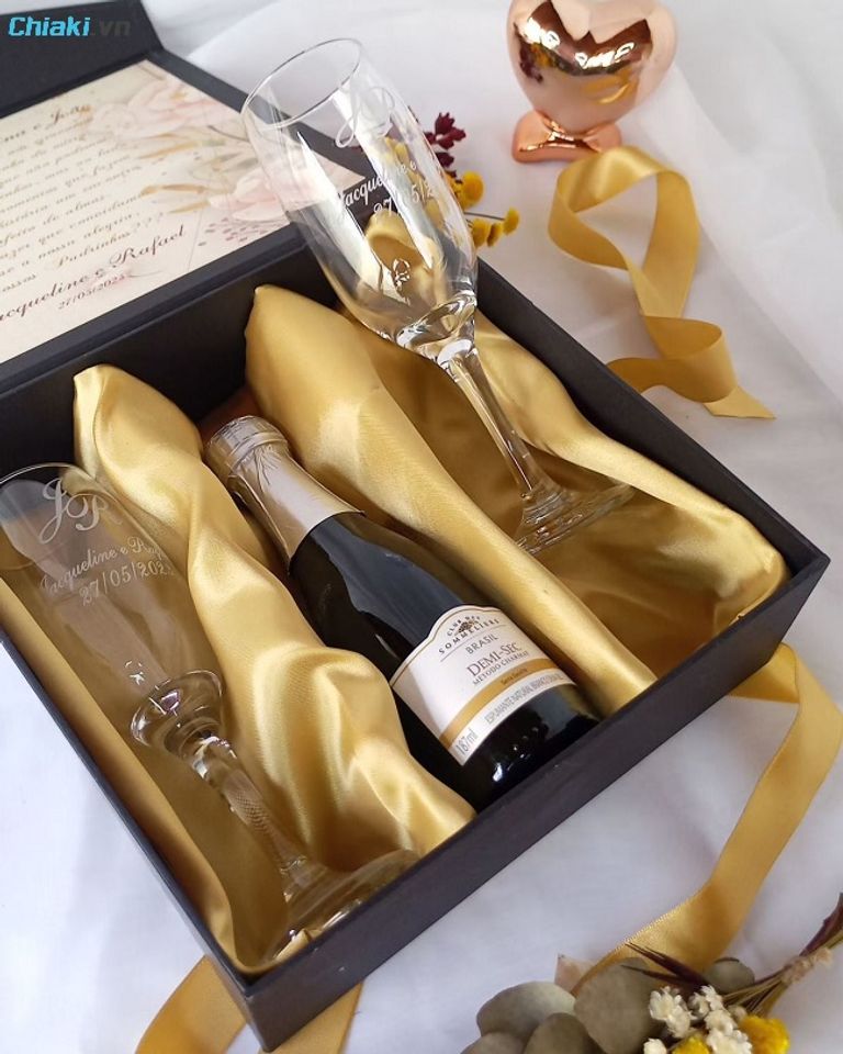 Set qu&agrave; rượu vang mini l&agrave; m&oacute;n qu&agrave; sinh nhật cực tinh tế, thanh lịch