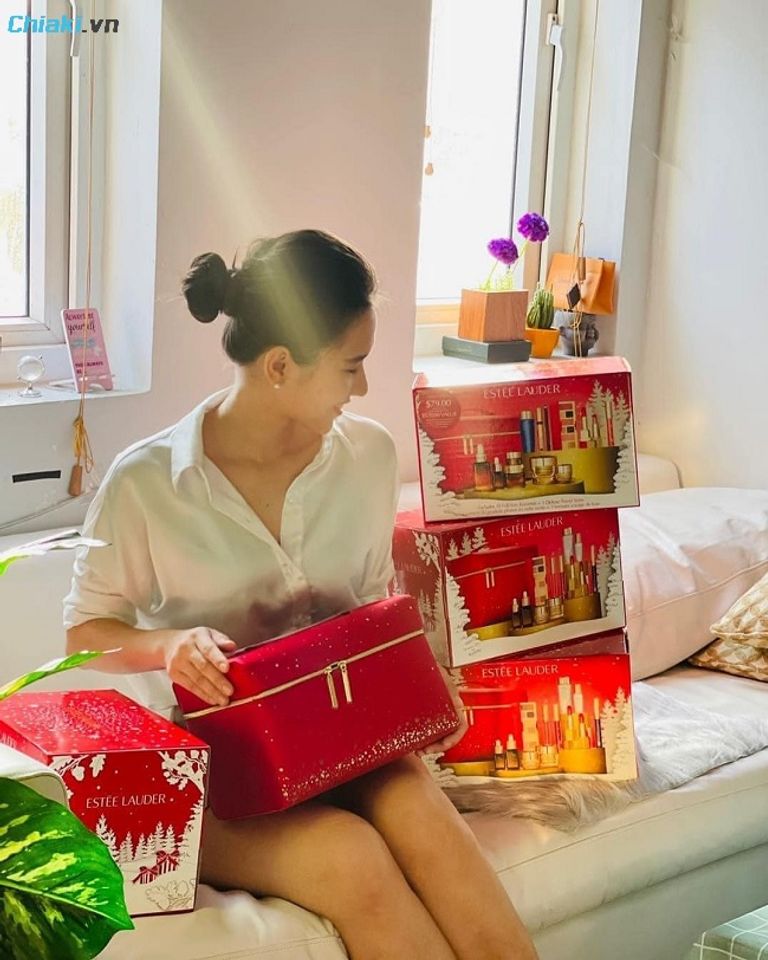 Set mỹ phẩm thương hiệu tặng sếp n&ecirc;n ưu ti&ecirc;n set dưỡng ẩm dịu nhẹ hoặc set trang điểm phổ th&ocirc;ng.