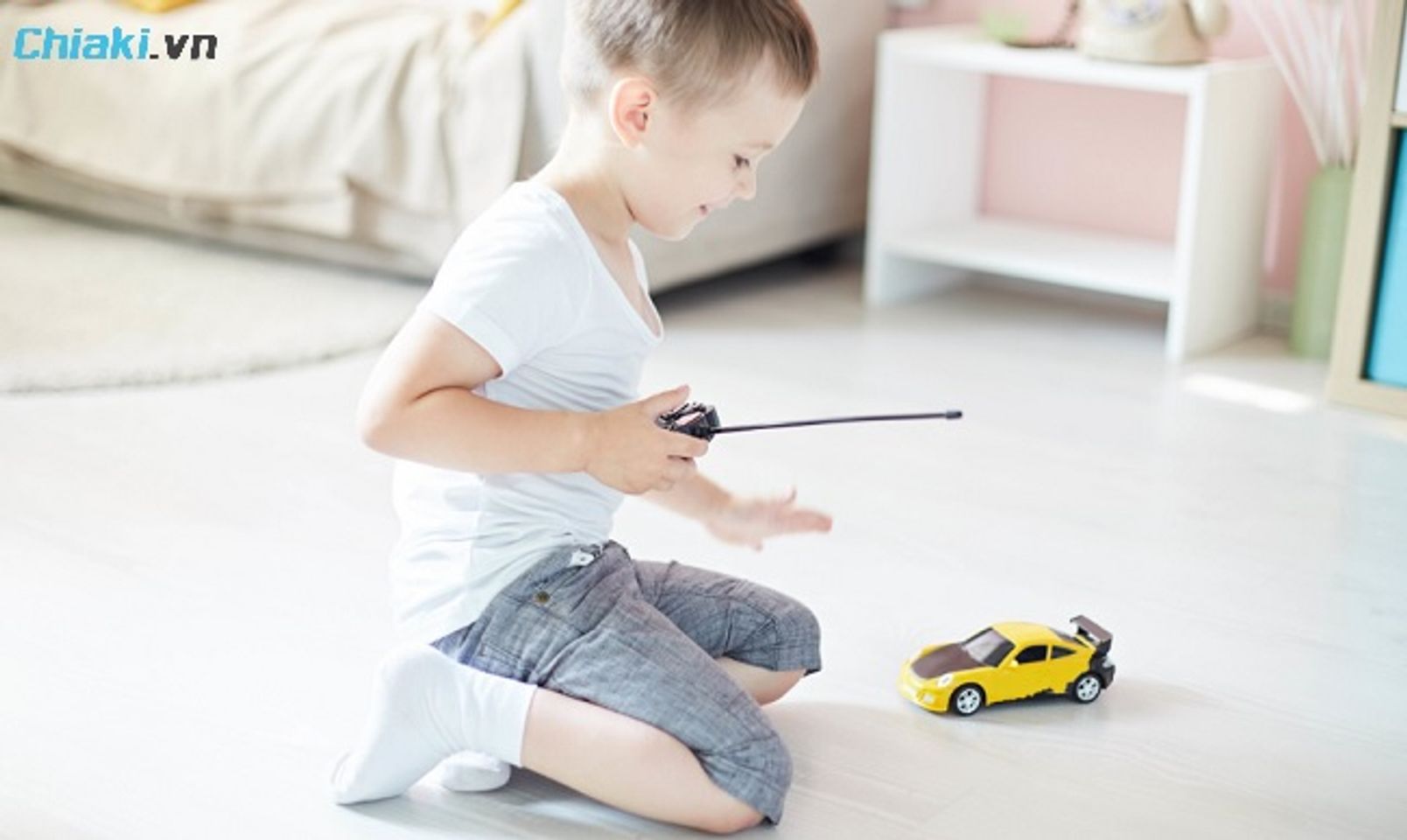&Ocirc; t&ocirc; điều khiển từ xa mini l&agrave; m&oacute;n qu&agrave; &yacute; nghĩa, mang đến cho b&eacute; những giờ ph&uacute;t vui chơi s&ocirc;i động