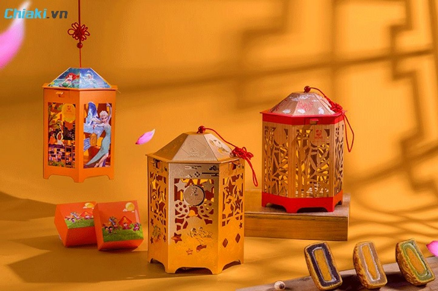 Set qu&agrave; Trung thu kết hợp lồng đ&egrave;n l&agrave; m&oacute;n qu&agrave; bất ngờ khi mở qu&agrave;