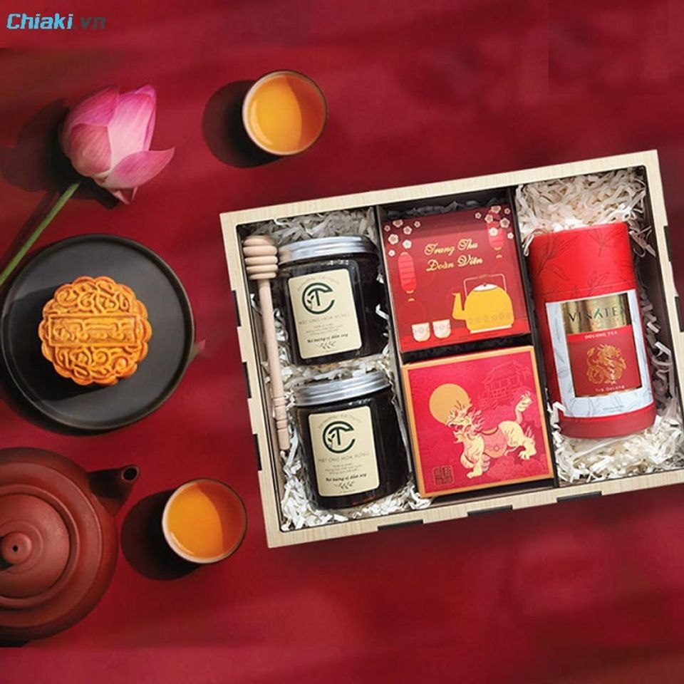 Giỏ qu&agrave; b&aacute;nh trung thu v&agrave; Tr&agrave; &Ocirc; Long mang đến trải nghiệm ẩm thực h&agrave;i h&ograve;a, thanh tao