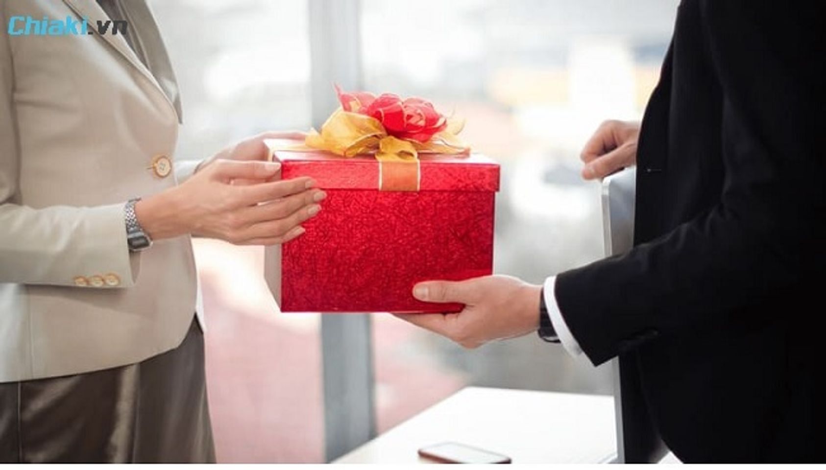 Một m&oacute;n qu&agrave; nhỏ đi k&egrave;m lời ch&uacute;c chỉn chu, trang trọng sẽ khiến sếp cảm thấy được tr&acirc;n trọng.