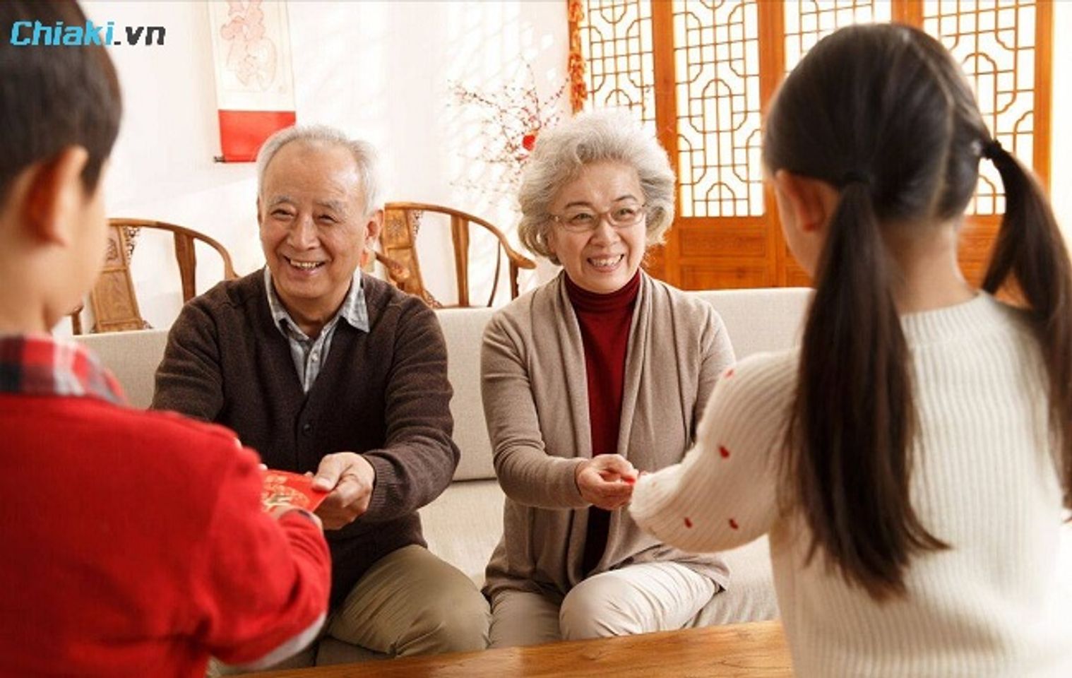 Qu&agrave; mừng thọ l&agrave; cầu nối để tạo n&ecirc;n kh&ocirc;ng kh&iacute; ấm &aacute;p, vui vẻ trong ng&agrave;y đặc biệt.