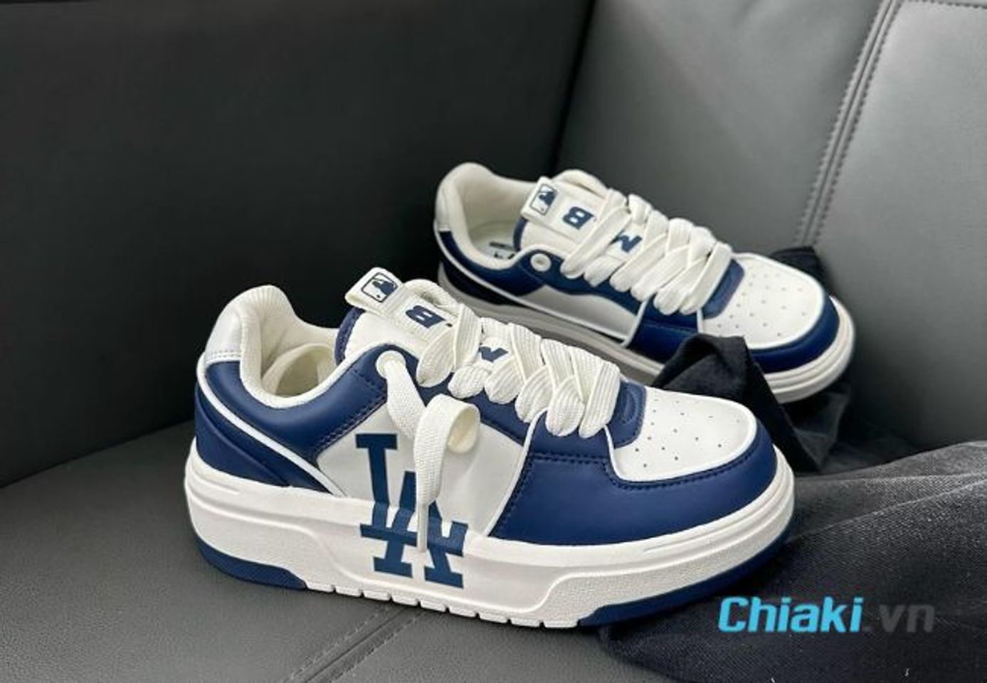Qu&agrave; sinh nhật cho anh trai 18 tuổi - Gi&agrave;y thể thao sneakers