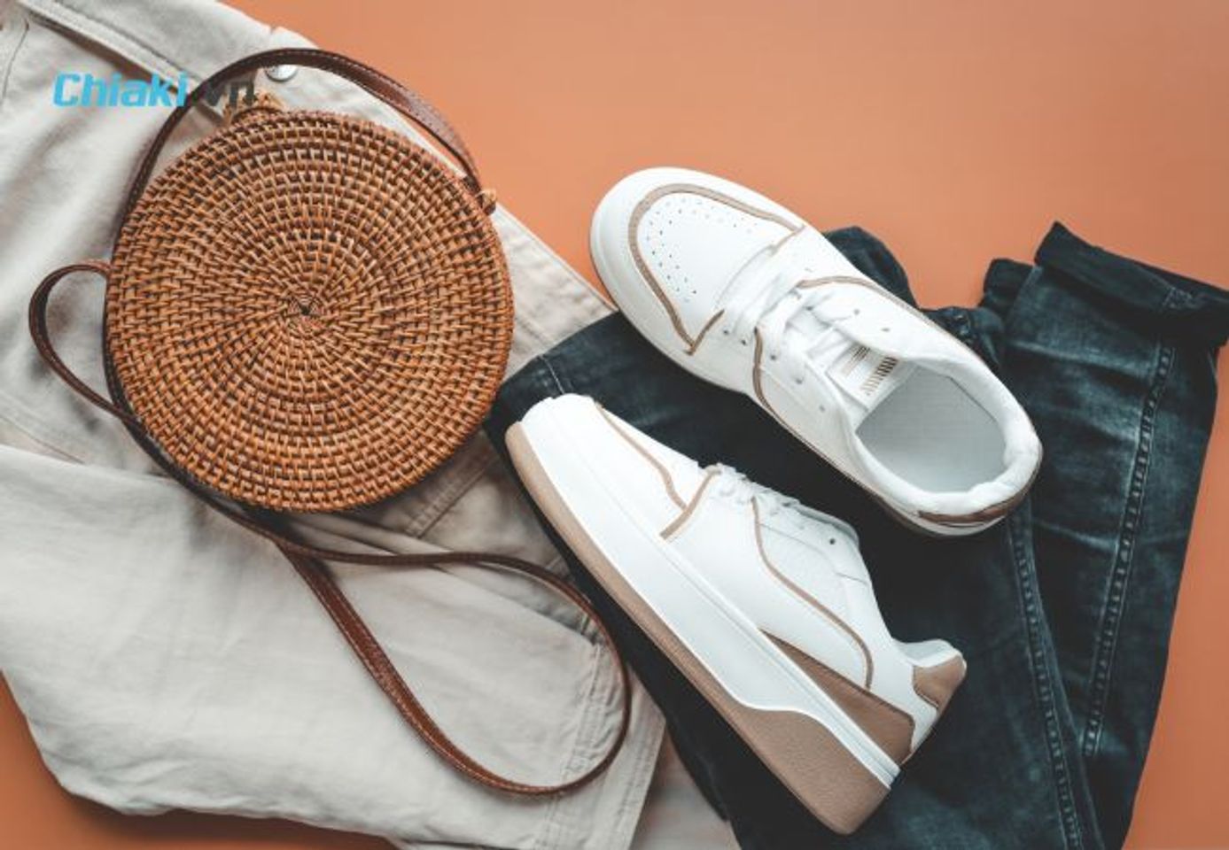 Gi&agrave;y sneaker nữ basic n&ecirc;n chọn lớn hơn nửa size v&igrave; gi&agrave;y thể thao thường đi tất d&agrave;y