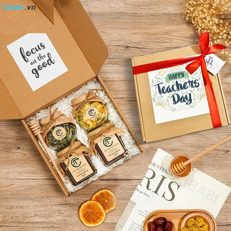 Hộp tr&agrave; biếu cao cấp l&agrave; m&oacute;n qu&agrave; l&yacute; tưởng ph&ugrave; hợp để d&agrave;nh tặng cho thầy c&ocirc;
