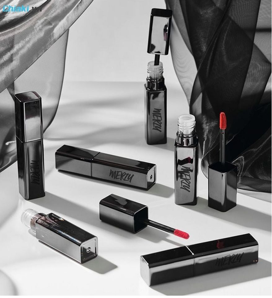 Son Merzy Noir In The Velvet Tint sắc trầm, c&aacute; t&iacute;nh rất hợp với những ai th&iacute;ch son l&igrave;