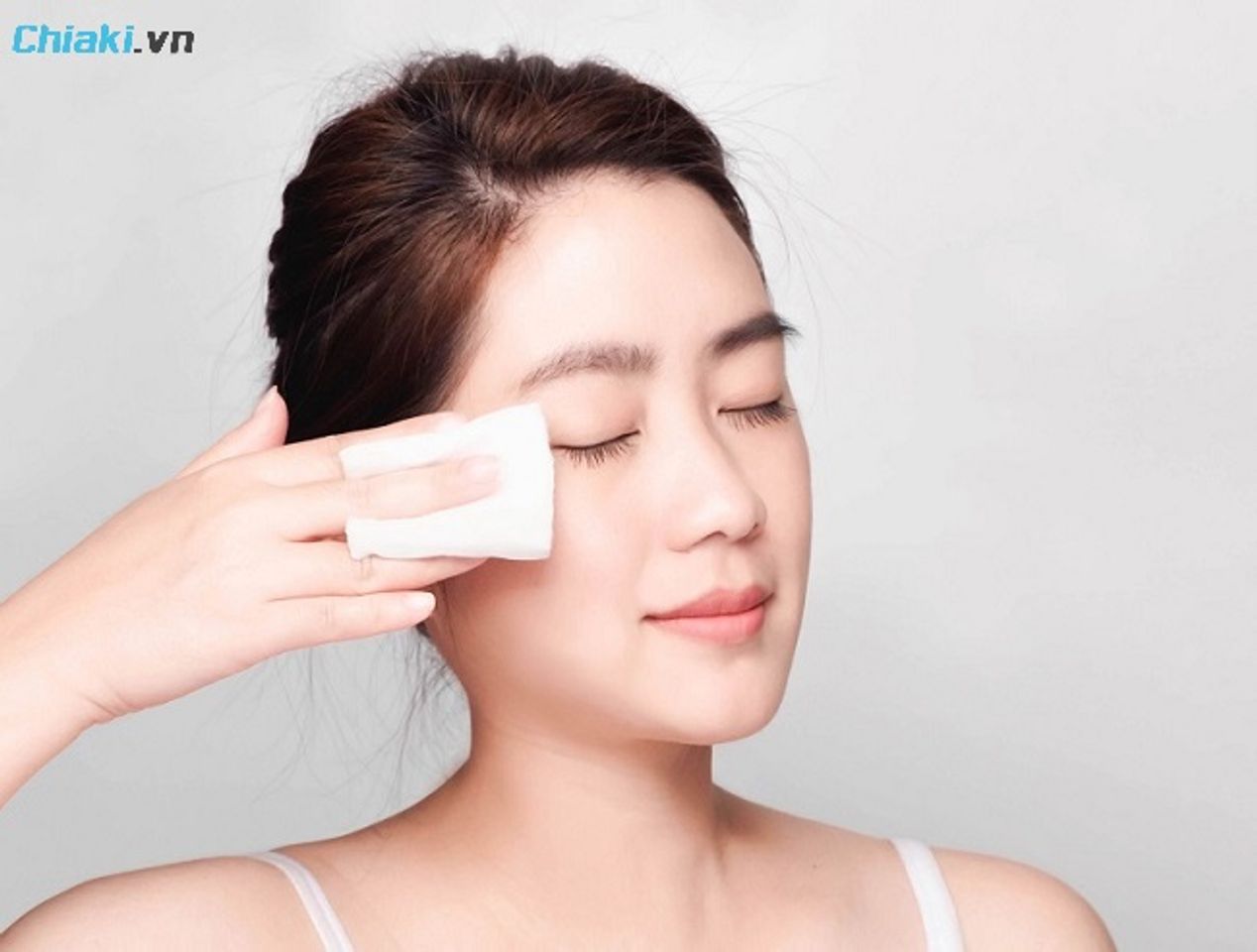 C&aacute;c loại b&ocirc;ng tẩy trang tốt mềm mịn sẽ giảm k&iacute;ch ứng, hạn chế vi khuẩn lan rộng ở da dầu mụn