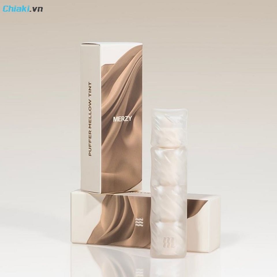 Son m&ocirc;i Merzy Puffer Mellow Tint cảm gi&aacute;c nhẹ, l&igrave; tr&ecirc;n m&ocirc;i m&agrave; kh&ocirc;ng l&agrave;m kh&ocirc; m&ocirc;i