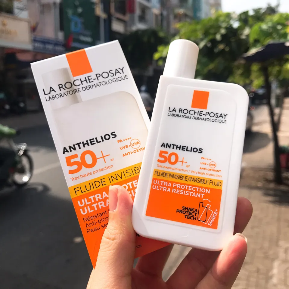 Kem chống nắng La Roche-Posay Antheios Invisible Fluid SPF 50 3